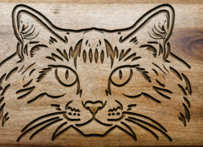Untitled ein Katze eingraviert auf einem Holzbrett