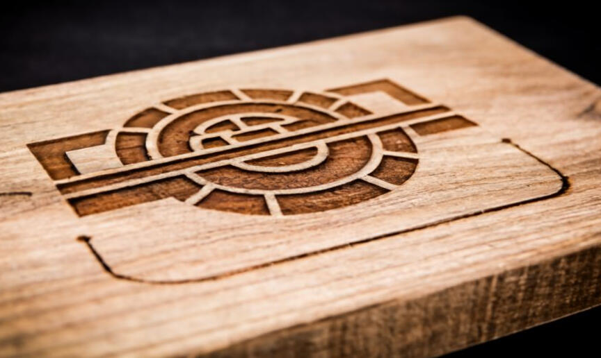 Untitled Logo eingeraviert gelasert auf einem Holzbrett